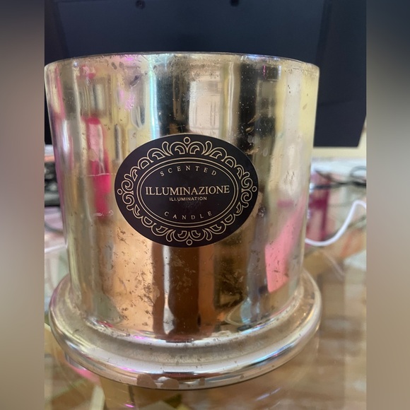 Illuminazione (illumination) scented candle gold 6in tall by 7in wide - Picture 5 of 6